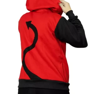 moletom vermelho com mangas pretas e detalhe de chifres no capuz