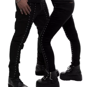 calça preta estilo rock modelo skinny com ilhós e cordão trançados